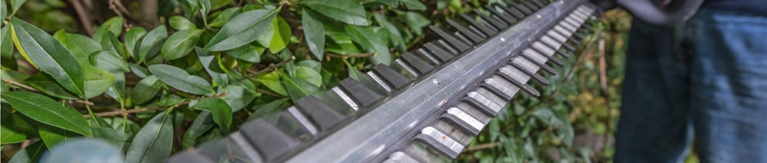 Skal min hækkeklipper rengøres?